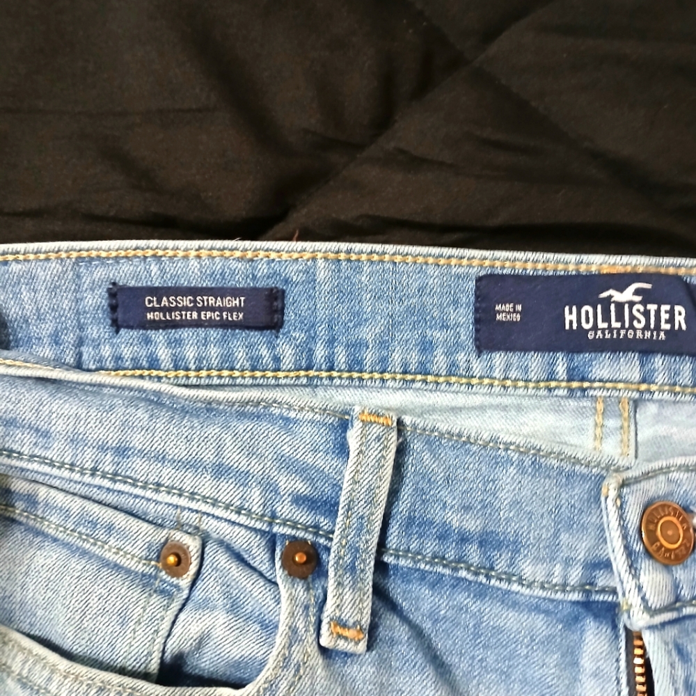 Hollister classic straight 31x32 light wash.